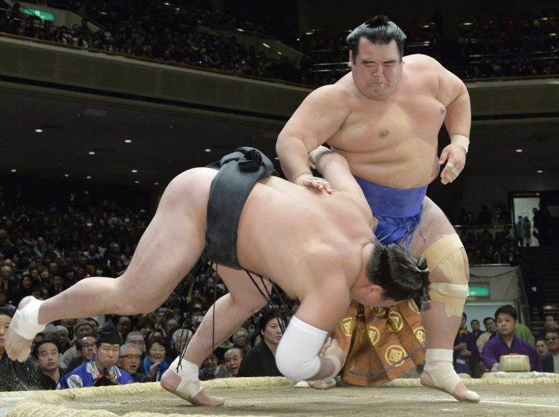 琴奨菊、３横綱連破 全勝キープ、初賜杯へ前進