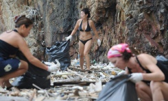 海洋に漂うプラスチックごみ、２０５０年までに魚の量しのぐ 報告