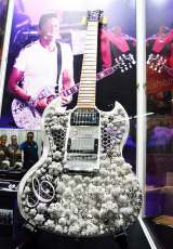 ダイヤモンドが輝く 約2億5千万円のギブソンギター