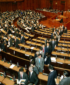 甘利氏演説、野党６党が異例の退席 金銭授受疑惑に反発