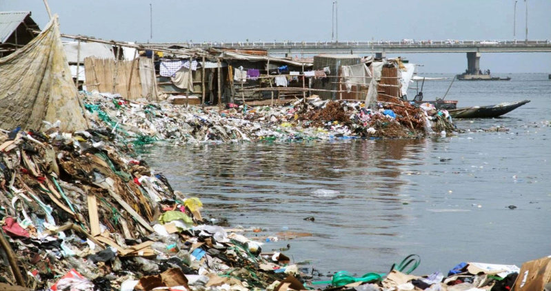 海のプラスチックごみ、魚の量を超す？
