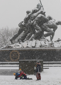 米東海岸に「モンスターストーム」 大雪で非常事態宣言