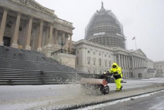 「歴史的大雪」警戒 首都交通まひ