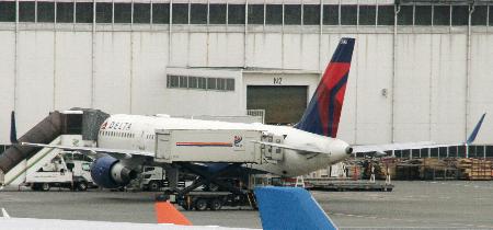 「機内で煙が」デルタ機 成田に引き返し緊急着陸