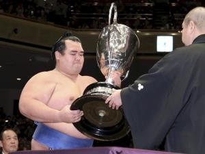 琴奨菊が初Ｖ…日本出身力士の優勝は１０年ぶり