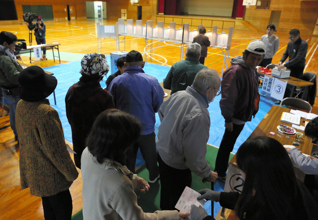 宜野湾市長選、開票へ 政権・翁長氏対立構図で激戦