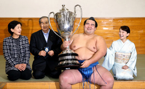 琴奨菊、報われた瞬間 両親感涙、新妻は「輝いていた」