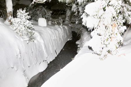 除雪中に流された夫と夫捜した妻、用水路で死亡