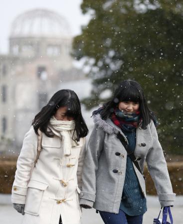 西日本で記録的大雪、低温 １００人以上けが、死者も