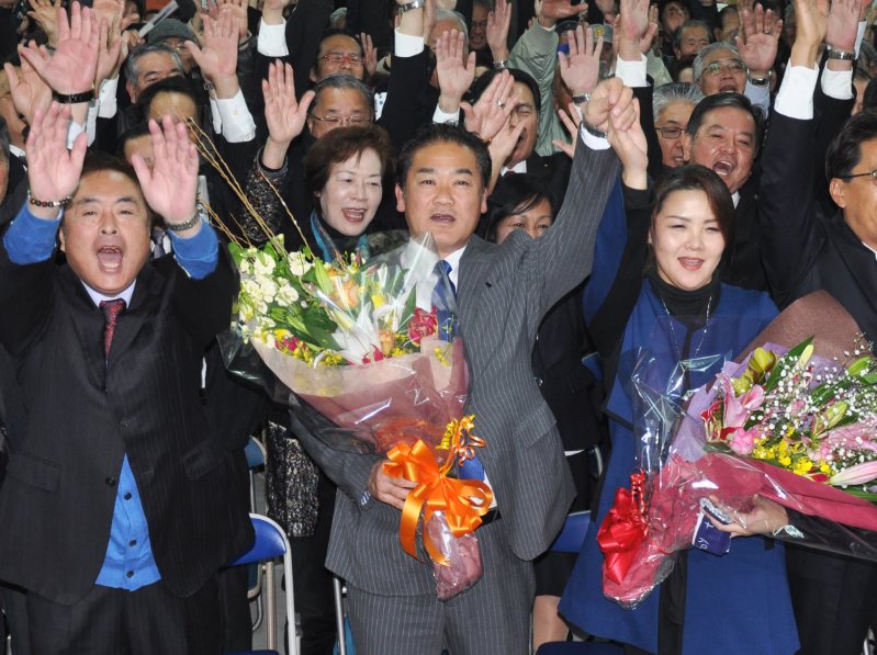 宜野湾市長選 政権支援の現職再選 辺野古反対の新人及ばず