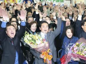 宜野湾市長選、首相「良かった」 与党支援候補再選で