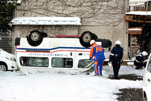 デイサービス送迎車が転落、９０代女性が死亡 2016年01月25日 12時46分