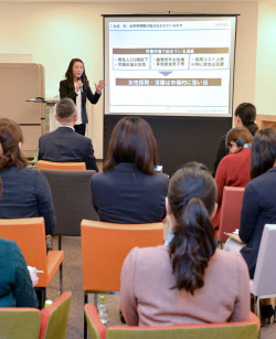 「課長の女性比率15%」に追い風か 活躍推進に新法