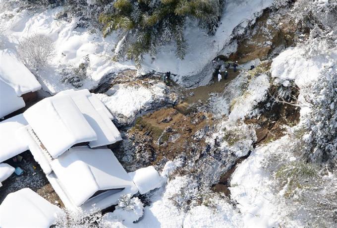 ２５日も大雪猛威…車内で一夜、土砂崩れも 2016年01月25日