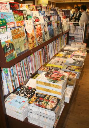 書籍・雑誌の販売額、過去最大の落ち込みに 2016年01月25日 14時23分