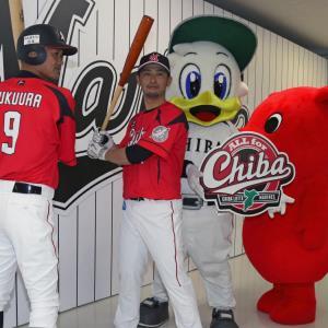 ロッテ「カープじゃないよ」燃える赤色のサードユニ