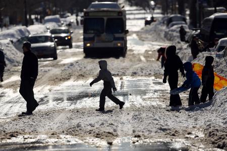 米東部、記録的大雪で復旧の足取り重く