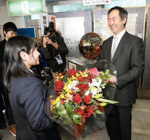 神岡で梶田さんを祝う 県民栄誉大賞と飛騨市名誉市民の記念行事