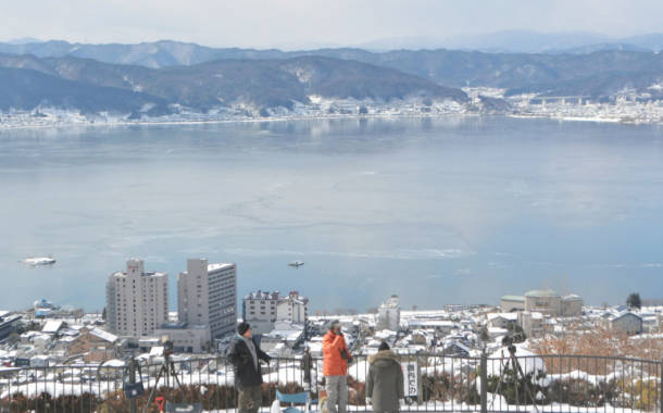 長野・諏訪湖が全面結氷 「御神渡り」に期待高まる