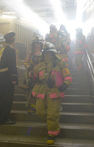 銀座駅で煙 日比谷線、一時運転見合わせ