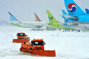 韓国の済州島、９万人一時孤立 寒波・積雪で空港が閉鎖