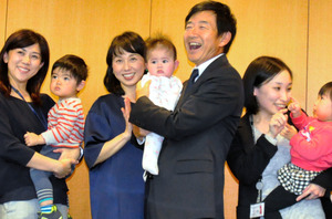 石田純一さん夫妻、風疹ワクチン接種呼びかけ 厚労省