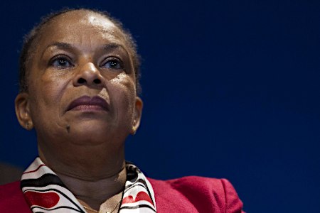 法相、改憲巡り辞任