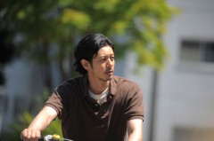 物憂げなオダジョー、煙草を燻らす松田翔太…『オーバー・フェンス』初映像