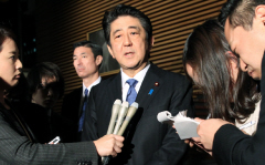甘利氏辞任 首相が突然抱えた二重のピンチ