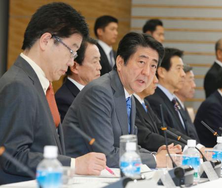 甘利氏辞任で国会攻防激化 野党、予算審議先送り