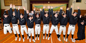 聖地で輝け１９人の瞳 小豆島、初の甲子園決まり歓喜