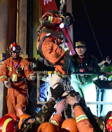 中国崩落事故、１か月以上ぶりに４人救出 2016年01月30日 00時26分