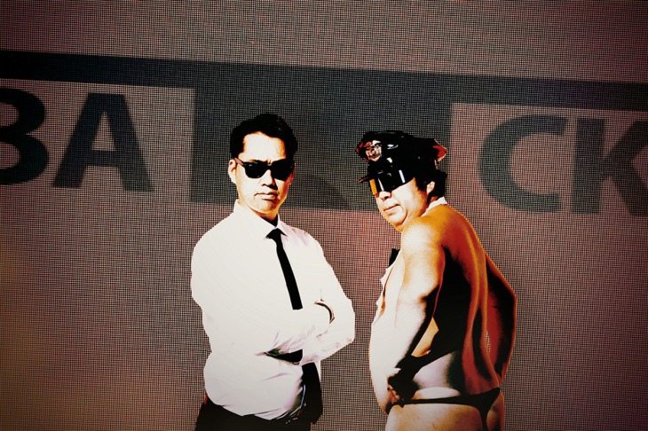 バナナマン扮する音楽ユニット・T-STYLEが「T-BACK」でデビュー