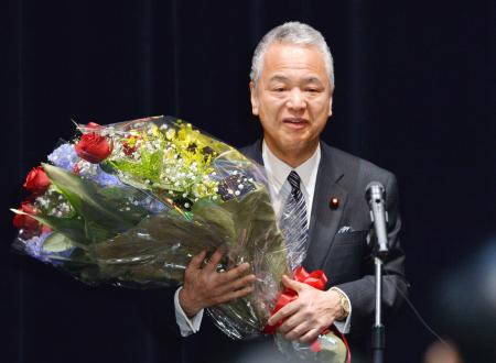甘利氏「やせ我慢の美学」 内閣府職員に混乱謝罪