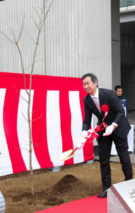 柏キャンパスで梶田さんが記念植樹 ／千葉