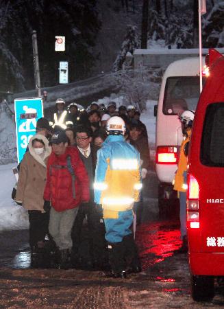 倒木で一時２６０人余孤立 ５０人余を救助 長野