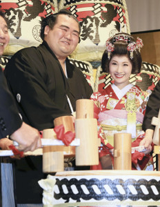 琴奨菊、初Ｖ「原動力」の祐未さんと披露宴