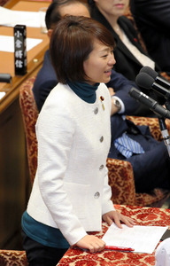 自民、民主・鈴木貴子氏の引き抜き検討