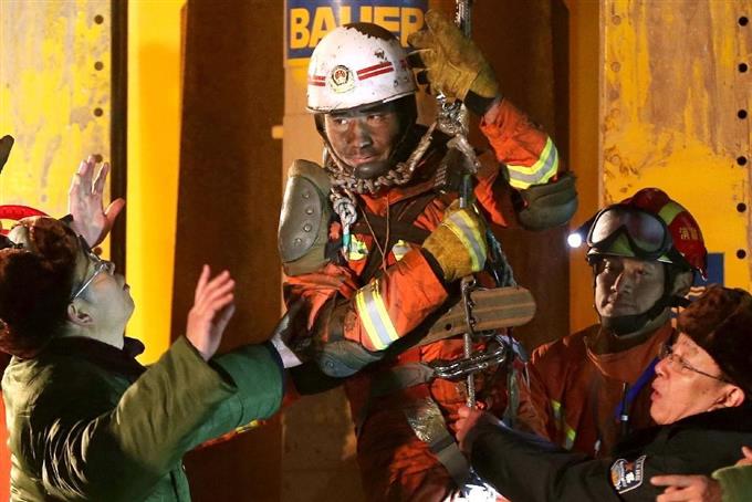 作業員４人35日ぶり生還 中国・山東省の鉱山崩落
