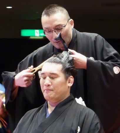 豊真将、角界初のクルクル回転式断髪式