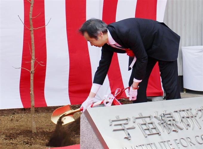 梶田さんが記念植樹 東大柏キャンパス