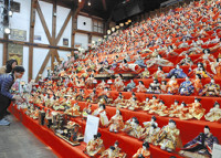 ずらり２０００体すまし顔…大野ひな祭り 2016年02月01日