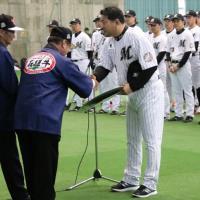 ロッテはあいにくの雨 地元から石垣牛など贈呈