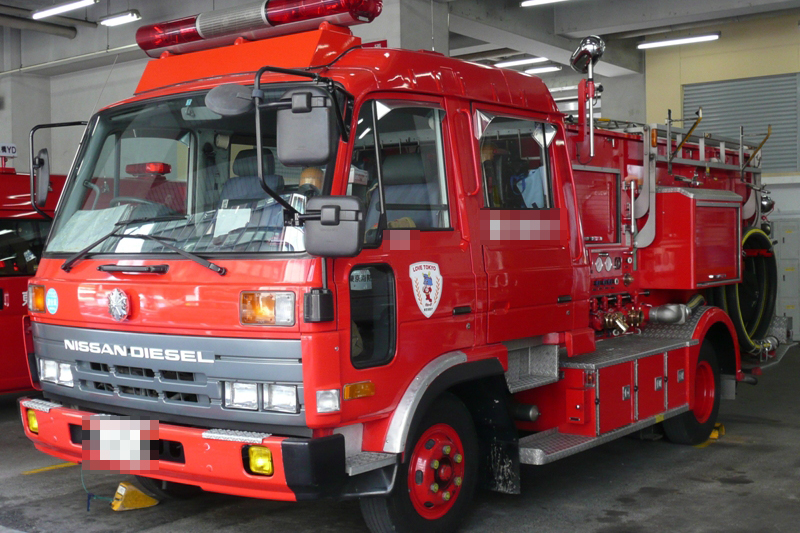 消防士３人が尻にホース、裸でポンプ車