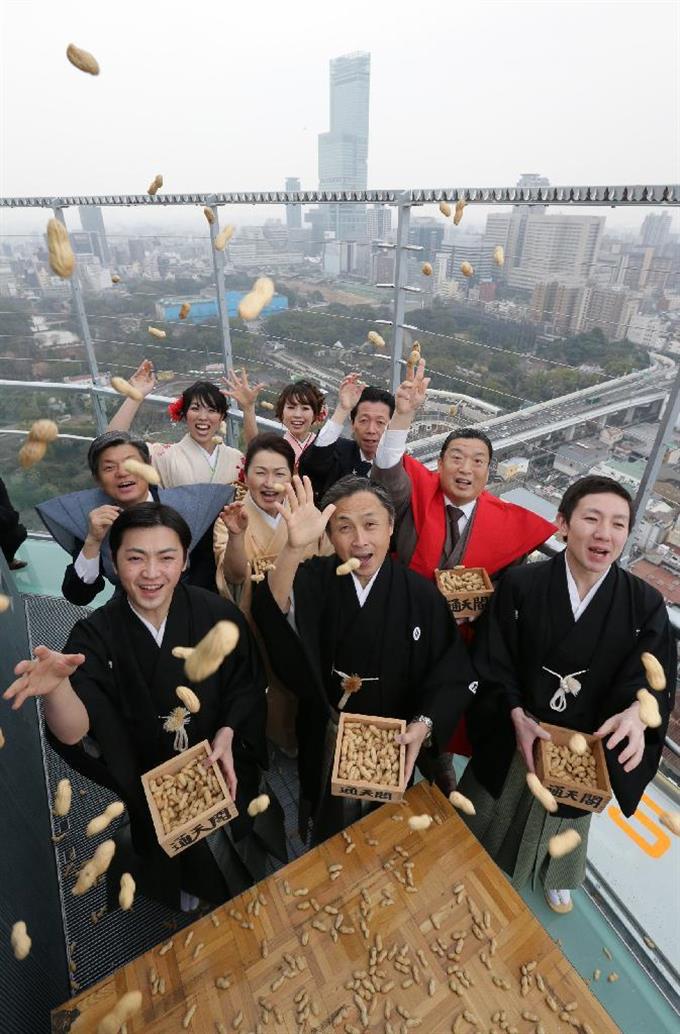 通天閣で少し早い豆まき 襲名前の中村芝雀さん登場