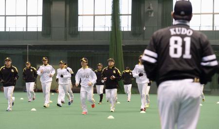 ソフトバンク、Ｖ３へ始動 主力Ａ組は雨のため室内