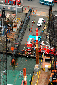 岸壁で大型クレーン倒れ、１人不明・１人負傷 2016年02月01日 14時01分