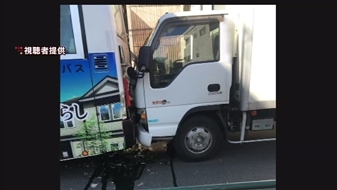 路線バス事故、12人搬送=信号待ちでトラック追突—東京・立川