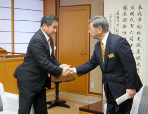 笑顔で握手でも意見は… 宜野湾市長、翁長知事と初会談