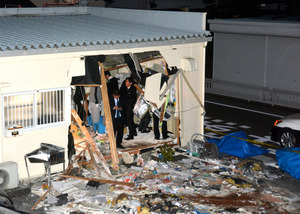 薬局に車突っ込み、女性1人死亡 2人重傷 静岡・藤枝